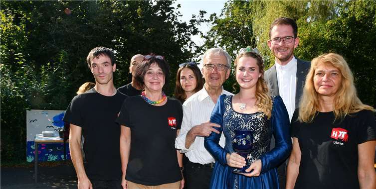 Auf die Mitarbeiter ist Verlass: Annette Hoffmann ist seit November 2017 Mitglied im Team des HOT und seit einigen Wochen auch Heimersheimer Weinkönigin. Sie kam sozusagen als Überraschungsgast daher. Fotos: RASCH