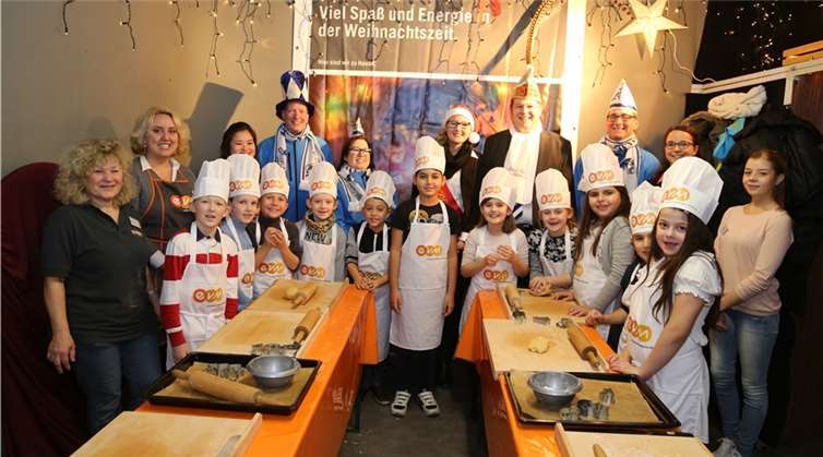 "Auf die Plätzchen, fertig, los": Grundschüler aus Pfaffendorf buken zusammen mit Prinz Frank von Güls am See und seiner Confluentia Melina leckere Weihnachtsplätzchen in der evm-Weihnachtshütte.