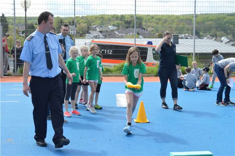 Auf die Plätze, fertig, los! Bei der Feuerwehr-Olympiade ging es spannend zu. Unter anderem mussten die Bambinis nasse Schwämme um Hindernisse transportieren.