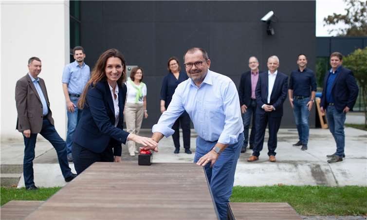 Auf die Plätze, fertig – online! Sonja Peichl, Geschäftsführerin der Caritas-Gemeinschaftsstiftung, und Diözesancaritasdirektor Jörg Klärner starten die neue Plattform „Spenden Stiften Strahlen“. Dahinter die Vertreterinnen und Vertretern der teilnehmenden caritativen Verbände, zu denen auch der Caritasverband Westerwald-Rhein-Lahn gehört. Foto: Caritas-Gemeinschaftsstiftung.Quelle: Caritasverband Westerwald-Rhein-Lahn