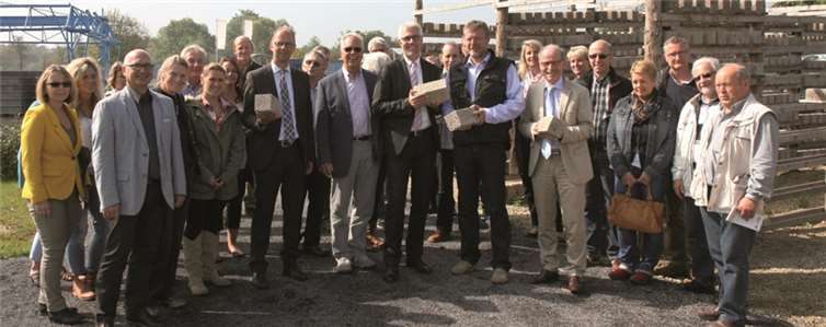 Auf die Spuren der Bimssteinproduktion begaben sich bei der Info-Veranstaltung von Remet und Vulkanpark Gastgeber und Touristiker. Mit dabei: Georg Hollmann, Bürgermeister VG Weißenthurm (7.v.r.), Dieter Heller, Geschäftsführer des Bundesverbandes Leichtbeton (9.v.r.), Henning Schröder, Remet-Geschäftsführer (11.v.r.), daneben Dr. Heinz Geenen vom Vorstand des Fördervereins des Bimsmuseums sowie Michael Schwippert von der Remet und Guido Lotz vom der Vulkanpark GmbH (4.v.l.). privat