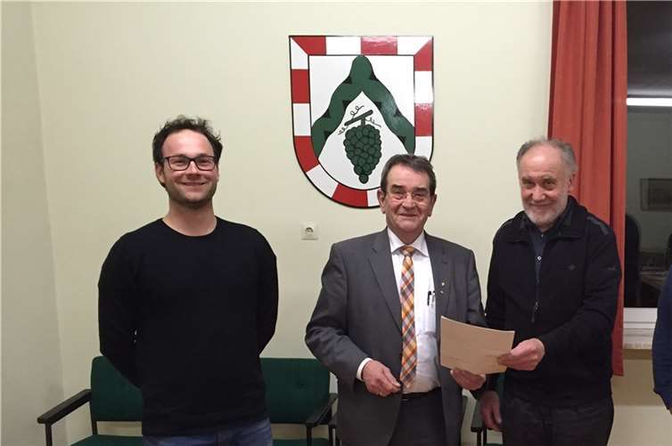 Auf die attraktive Umgestaltung des Kirchenvorplatzes und über die damit verbundene Förderung aus dem I-Stock freuen sich Ortsbürgermeister Karl-Heinz Bleser, Bürgermeister Helmut Probst, der Erste Beigeordnete Matthias Görgen (links) und Ratsmitglied Sebastian Bauer.privat