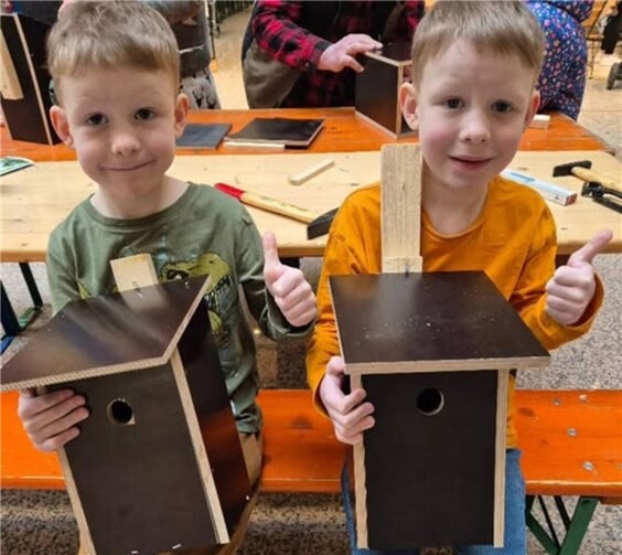 Auf die eigenen Nistkästen sind die kleinen Tierschützer besonders stolz. Foto: Tierschutz Siebengebirge, Antje Firmenich