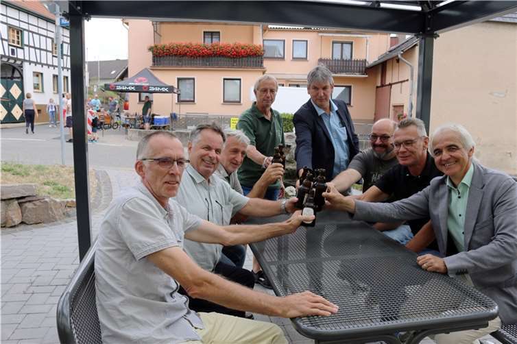 Auf die gelungene Umsetzung stießen Vertreter der Dorfgemeinschaft und Politik bei der Einweihung des neugestalteten Dorfplatzes in Franken an.  Fotos: Reiner Friedsam
