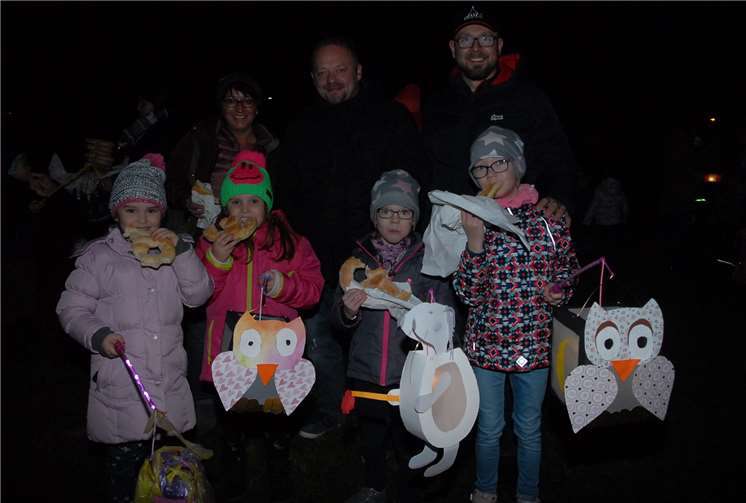 Auf die leckeren gezuckerten Martins-Brezen hatten sich die Kinder am meisten gefreut. 600 Stück verteilten die Helfer der Freiwilligen Feuerwehr.KER