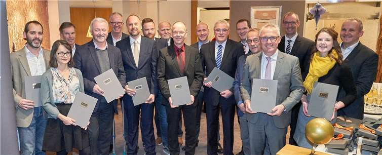 Auf die nächsten 20 Jahre: Vertreter der Verbandsgemeinde Höhr-Grenzhausen, der Stadt Höhr-Grenzhausen, der Ortsgemeinden Hilgert, Hillscheid und Kammerforst sowie der evm-Gruppe freuen sich über die Verlängerung der Konzessionsverträge für Strom. Foto: evm/Ditscher.