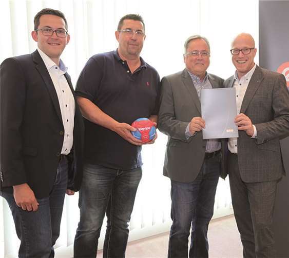 Auf die nächsten sportlichen drei Jahre: evm und HVR führen Engagement für evm-Cup fort. (Von links) Florian Linkenbach (Mitarbeiter Fachbereich Marketing evm), Hermann-Josef Häring (Geschäftsführer HVR), Peter-Josef Schmitz (Präsident HVR) und Christian Schröder (Unternehmenssprecher evm). evm