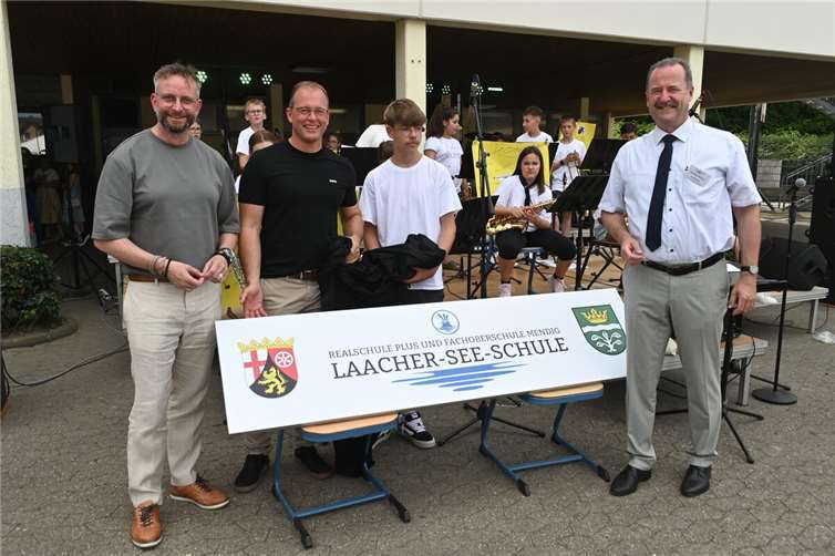 Auf die neue Laacher-See-Schule sind alle Beteiligten mächtig stolz.  Fotos: SK