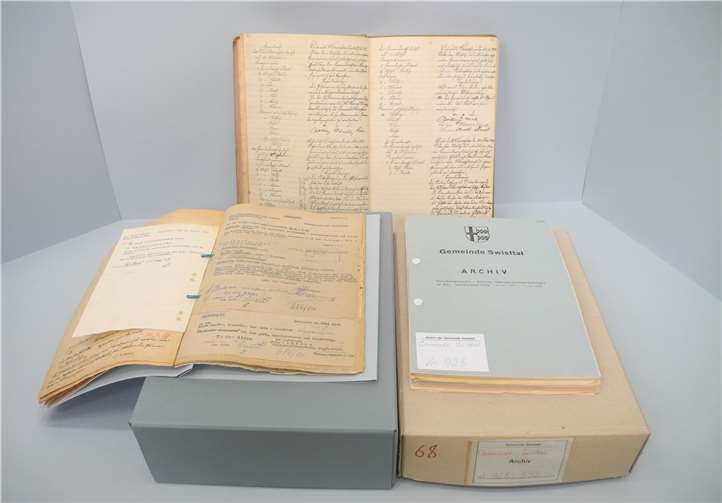 Auf die richtige Schutzverpackung kommt es an: links im Bild ein säurefreier, rechts ein säurehaltiger Archivkarton.Foto: Gemeinde Swisttal