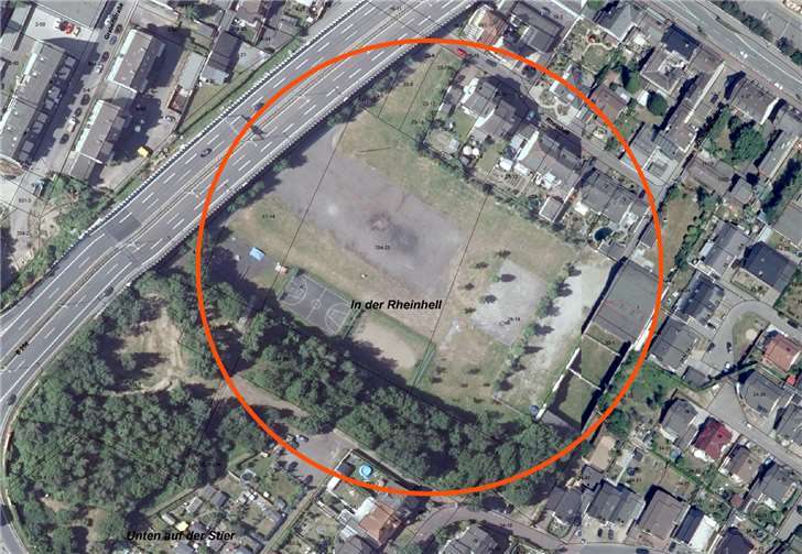 Auf diesem freien Gelände wird die zukünftige Weißenthurmer Kindertagesstätte gebaut. Die Lage unter der B 256 musste aufgrund der Lärmsituation bei der Planung besonders berücksichtigt werden.  GeoBasis-DE/LVermGeoRP