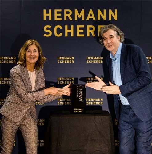 Auf diesen eleganten Award ist Harsha Gramminger besonders Stolz.Foto: Roland Schäfges / www.myfoto24.eu