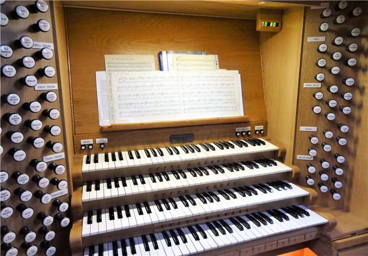 Auf diesen vielen Tasten spielt Ralf Cieslik nur für alle „Ü-8O“.Foto: privat