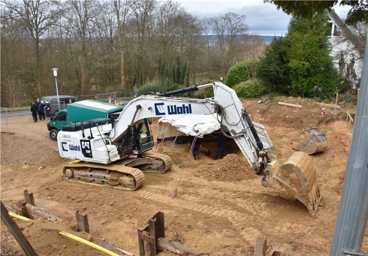 Auf dieser Baustelle am Zentralfriedhof wurde die Bombe, die die Berufsfeuerwehr mit einem Zelt überdacht hatte, entdeckt.