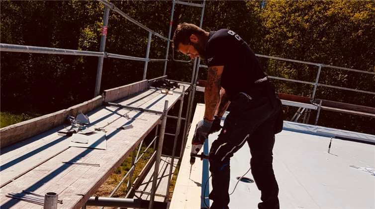 Auf dieser Holzkonstruktion wird ein Dach entstehen.Foto: FRANZEN Dachtechnik GmbH