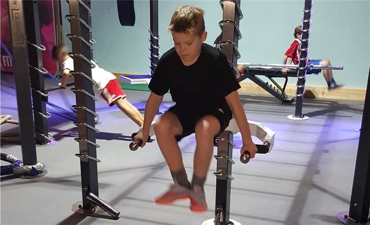 Auf diversen Geräten konnten die jungen Fußballer speziell ihre Kraft und Ausdauer trainieren.Privat