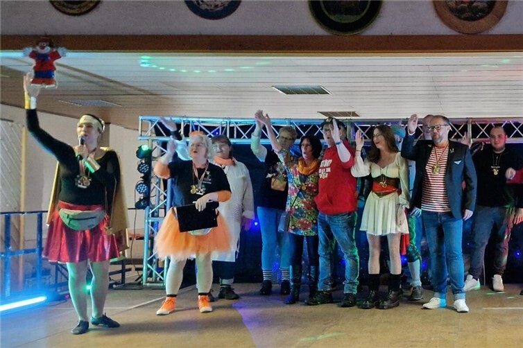 Auf ein dreifaches Körmeresch Mayo: Auf dem Kölschen Abend bedankt sich der Vorstand des KKV bei den zahlreichen Helfern im Dorf. 