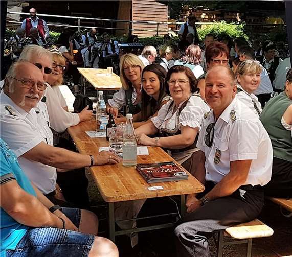 Auf ein erfolgreiches Wochenende mit tollem Wetter konnte man mit gekühlten Getränken anstoßen.privat