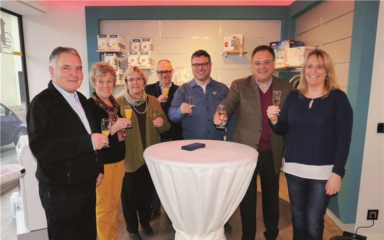 Auf ein gutes Jahres 2016! Von links: Klaus Krämer sen., Ehefrau Rita Krämer, Bürgermeisterin Gabriele Hermann-Lersch, Wirtschaftsförderer Gerhard Oelsberg, Klaus Krämer jun., VG-Bürgermeister Bernd Weidenbach und die Ehefrau des Firmenchefs, Judith Krämer. FRE