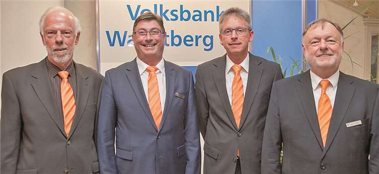 Auf ein wirtschaftlich zufriedenstellendes Jahr blickten Vorstand und Aufsichtsrat der Volksbank Wachtberg bei der Mitgliederversammlung im Hotel Görres in Villip zurück (v.li.): das zum 1. Februar ausgeschiedene Vorstandsmitglied Walter Quodt, Vorstand Josef Honnef, Aufsichtsratschef Reinhold Seidel und das neue Vorstandsmitglied Bruno Lehnen. JOST