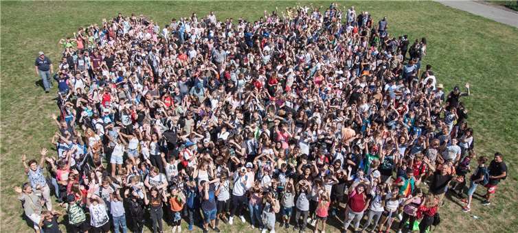 Auf eine Sternwanderung zum Schulzentrum begaben sich die Schüler der Realschule plus an der Römervilla. Foto: Realschule plus an der Römervilla