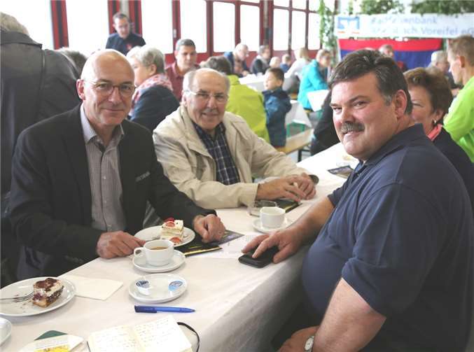 Auf eine Tasse Kaffee mit dem Ehrenbrandmeister des Rhein-Sieg-Kreises, Balthasar Schumacher, trafen sich Bert Spilles und Günter Wiegershaus.