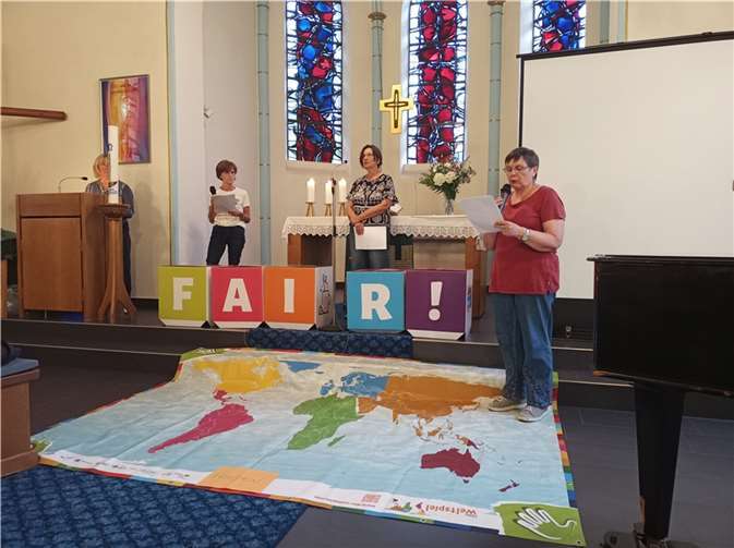 Auf eine Weltkarte legten Besucherinnen und Besucher ihre Gedanken für mehr Klimagerechtigkeit.  Foto: Walburga Greiner