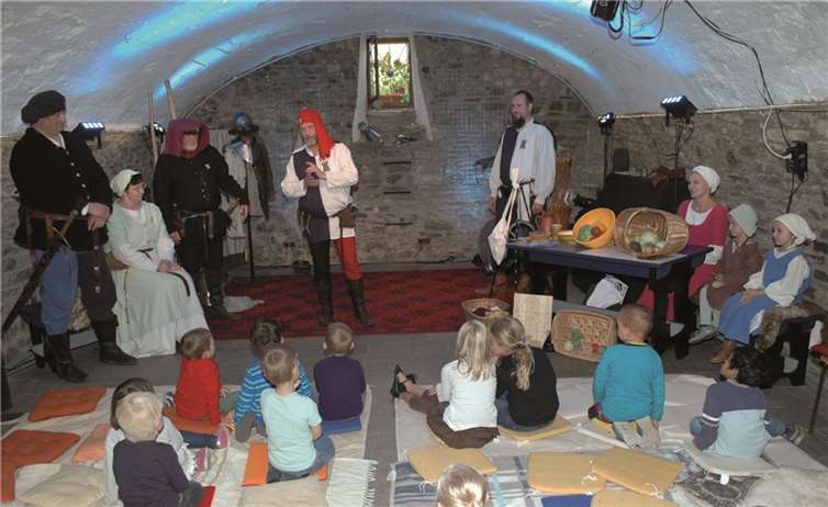 Auf eine Zeitreise ins Mittelalter machten sich die kleinen Besucher im Gewölbekeller des Zehnthofes auf.BL