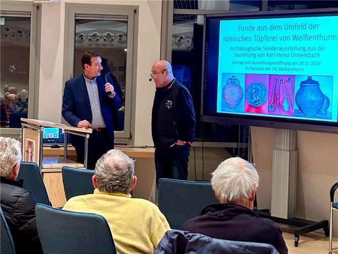 Auf eine besondere Zeitreise nahm Karl-Heinz Urmersbach zahlreiche Gäste im Ratssaal der Verbandsgemeinde (VG) Weißenthurm mit. Foto: privat