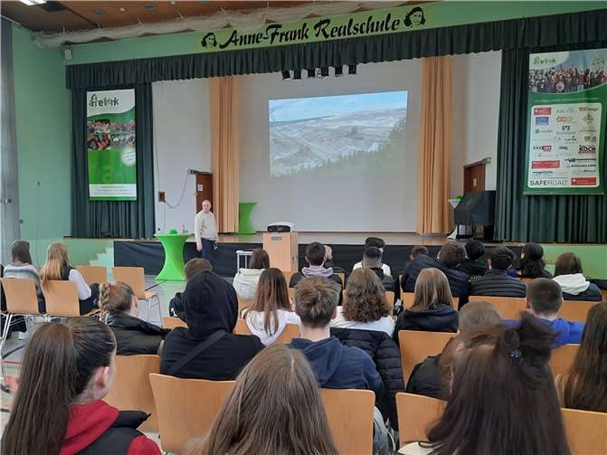 Auf eine besonders anschauliche Art und Weise tauchte das Publikum mit dem Autor in eine Welt, die die meisten Schüler aktuell nur aus den Nachrichten kennen. Quelle: Anne-Frank-Realschule plus