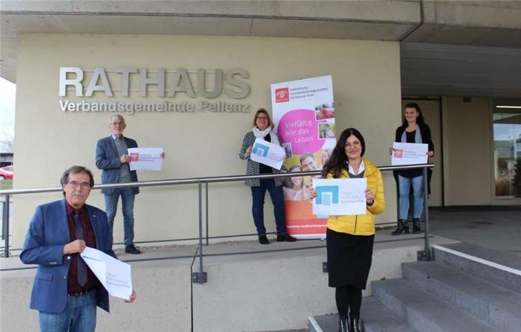 Auf eine spannende und unterhaltsame Adventszeit freuen sich der 1. Vorsitzender der Familienbildungsstätte Andernach, Paul Meyer, die Leiterin Stefanie Lange und die Projektkoordinatorin Sabine Prüstel, der Verbandsbürgermeister Klaus Bell sowie Tamara Münch von der VG Pellenz. Foto: privat