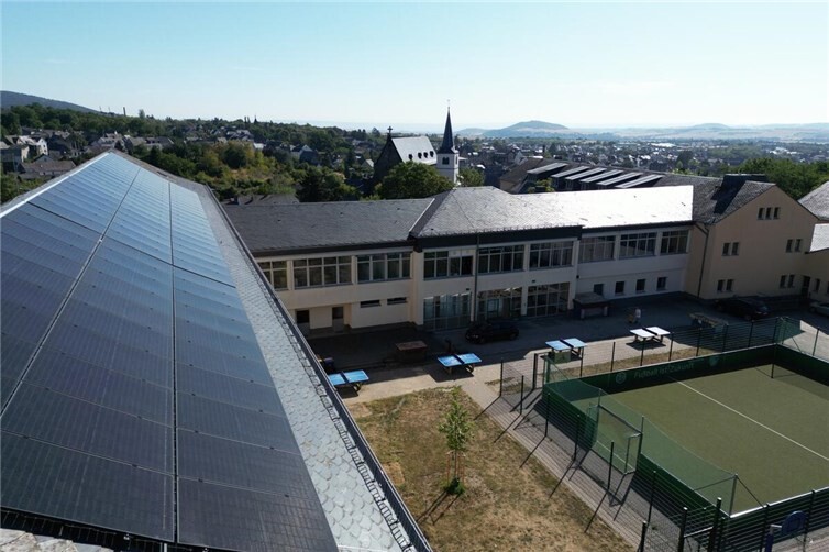 Auf einem Dach der Grundschule Pfarrer Bechtel in Mendig wurde jetzt eine Photovoltaikanlage installiert, die mit einem Batteriespeicher verbunden ist. 