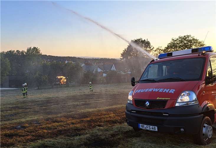 Auf einem Feld in der Nähe der Ortslage Hümmerich brannte es.  Foto: Peter Schäfer/VG Rengsdorf-Waldbreitbach
