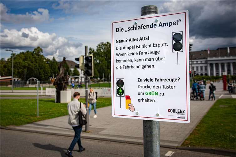Auf einem Hinweisschild erklärt das Tiefbauamt der Stadtverwaltung, wie die neue „schlafende Ampel“ in Koblenz funktioniert.