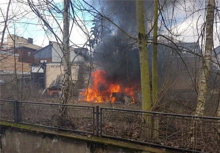 Auf einem Lagerplatz wurde in einem Schrottfahrzeug Feuer gelegt.Foto: Polizei