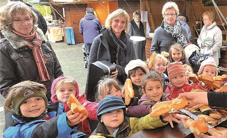 Auf einem Martinsmarkt haben auch die jugendlichen Besucher viel Spaß.privat