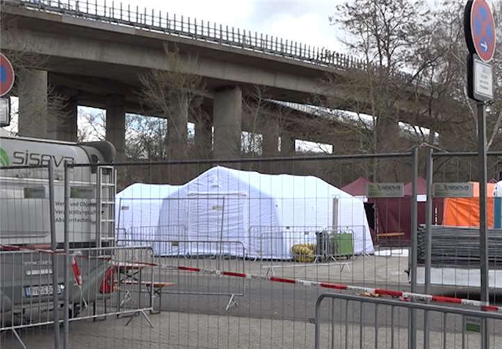 Zwei Fieberambulanzen eingerichtet  Auf einem Parkplatz am Stadion Oberwerth in Koblenz wurde eine der mobilen medizinischen Versorgungsheiten aufgebaut. Foto: WinklerTV