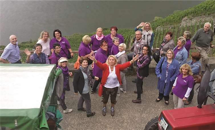Auf einem Planwagen erkundeten die Möhnen die Weinberge von Winningen. privat