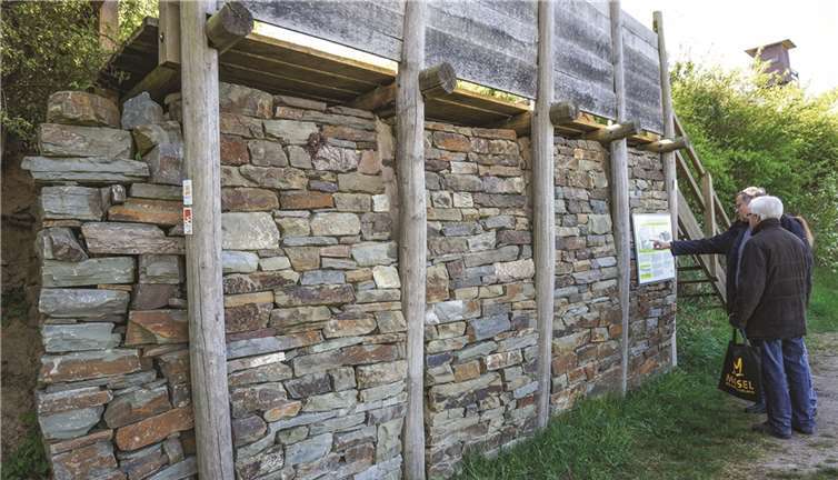 Auf einem Teil des Weges ist eine keltische „Pfostenschlitzmauer“ nachgebaut.
