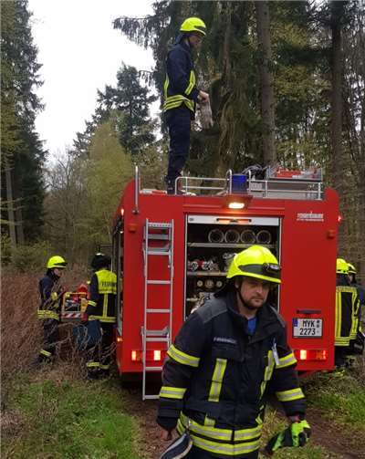 Auf einem Waldweg wurde zunächst das Einsatzfahrzeug abgestellt und mit der Suche nach dem Verletzten begonnen. Fotos: privat