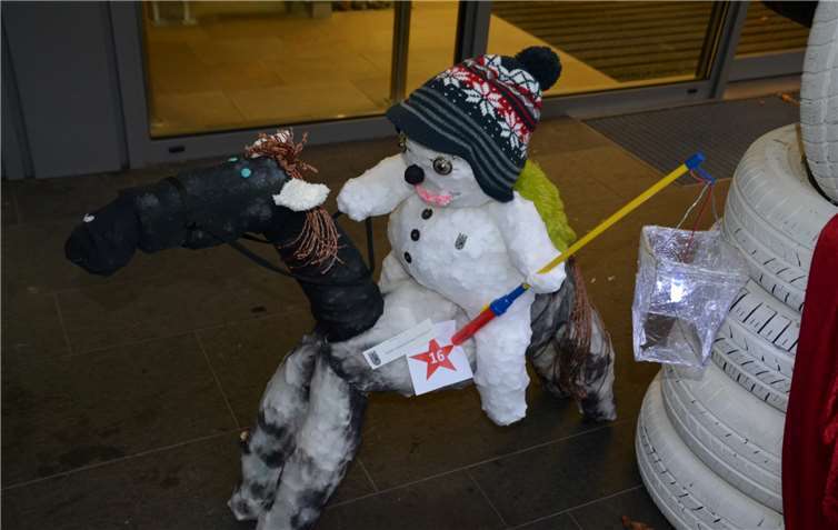 Auf einem kleinen Pferdchen mit Laterne reitet dieser kleine Kerl.