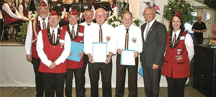 Auf einem "überaus zukunftsweisenden Weg" sah der Erste Vorsitzende des Kreismusikverbands, Achim Hallerbach, die Jubilare und ehrte einige Mitglieder. DL