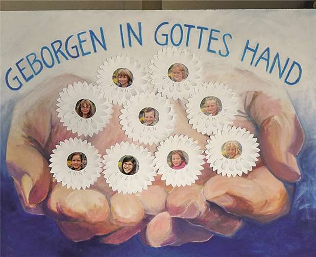 Auf einem von Steffi Pung (Mutter von Luzie Pung) kunstvoll gestalteten Gemälde, welches Gottes Hand symbolisiert, präsentierten die Kommunionkinder sich mit je einem Foto.