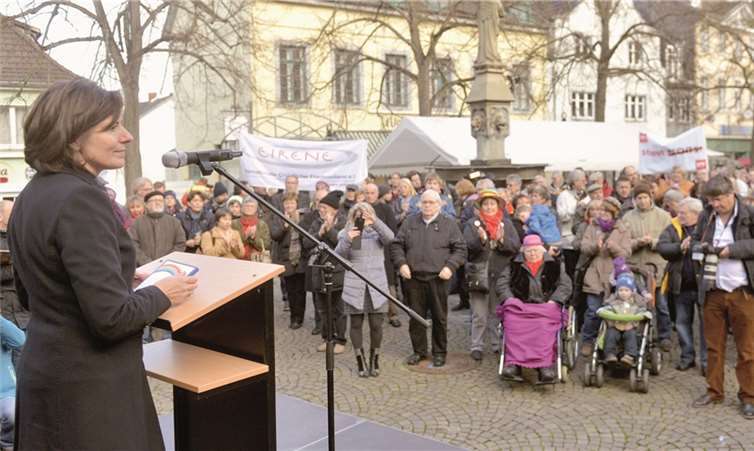 Auf einen voll besetzten Marktplatz konnte Ministerpräsidentin Malu Dreyer am Tag der Demokratie blicken.AB