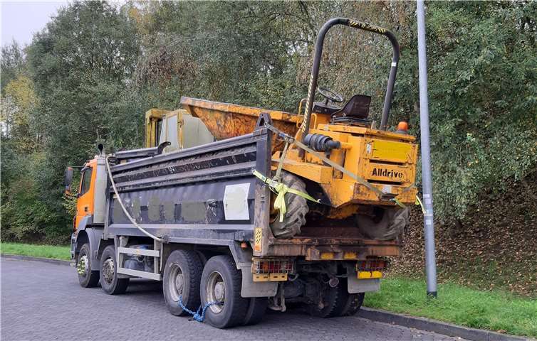 Auf einer Ladefläche eines Kipper-Lkw waren zwei Baumaschinen verladen, die unzureichend und auf gefährliche Weise dort gesichert waren. Fotos: Polizei