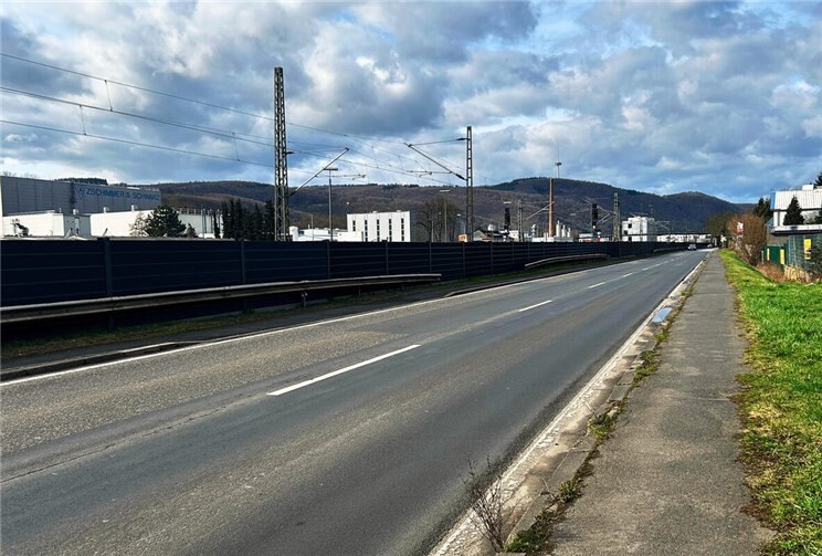 Auf einer Länge von rund 140 Metern wird im Bereich der Braubacher Straße, etwa auf Höhe der B42 sowie der Dr.-Walter-Lessing-Straße, eine Betonleitwand errichtet. 