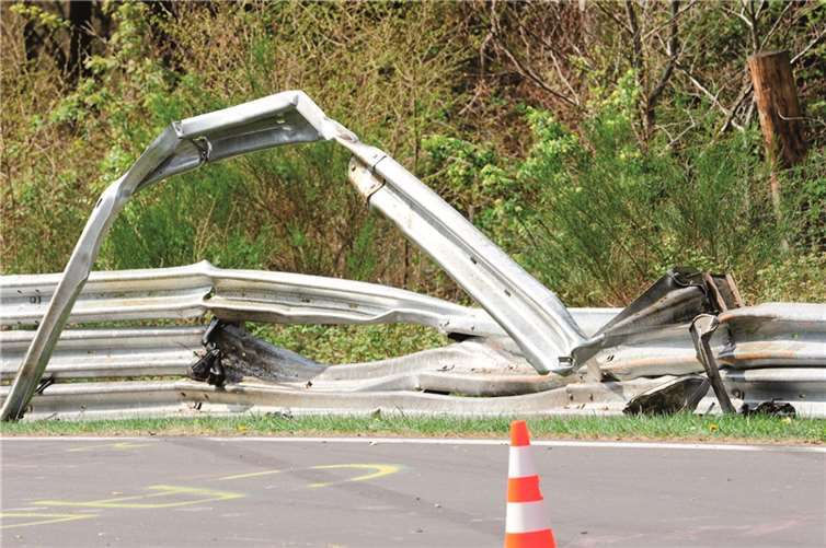 Auf einer Länge von runde 80 Metern mussten nach einem Unfall die Leitplanken erneuert werden, bevor Rennleiter Bernd Burkhard den Neustart freigeben konnte.
