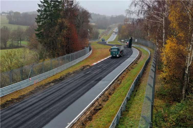 Auf einer Länge von zweieinhalb Kilometern wird auf der Nordschleife und der Grand-Prix-Strecke der Asphalt erneuert. Ende Februar sollen die Arbeiten abgeschlossen sein, damit die Motorsport-Saison beginnen kann. Foto: Nürburgring