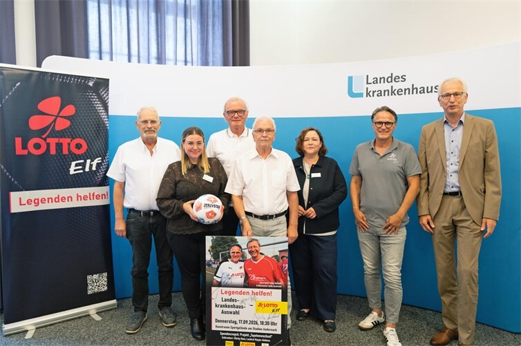 Auf einer Pressekonferenz stellten die Fußballer und die Organisatoren der Fachklinik den Ablauf der Veranstaltung am 17. September vor (v. l.): Wolfgang Kissel, Katharina Steinmetz, Hans-Peter Briegel, Hans-Werner Bartz, Anke Kahmeier, Edgar Schmitt und Martin Engelhardt (RMF).