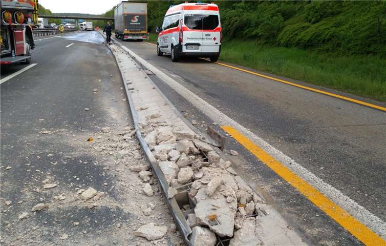 Auf einer Strecke von 600 m wurden die Fahrstreifentrennungen zerstört.Fotos: TV Winkler