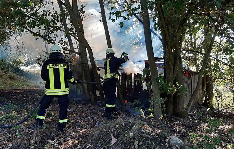 Auf einer Weide war ein Unterstand in Brand geraten. Fotos: Feuerwehr VG Puderbach